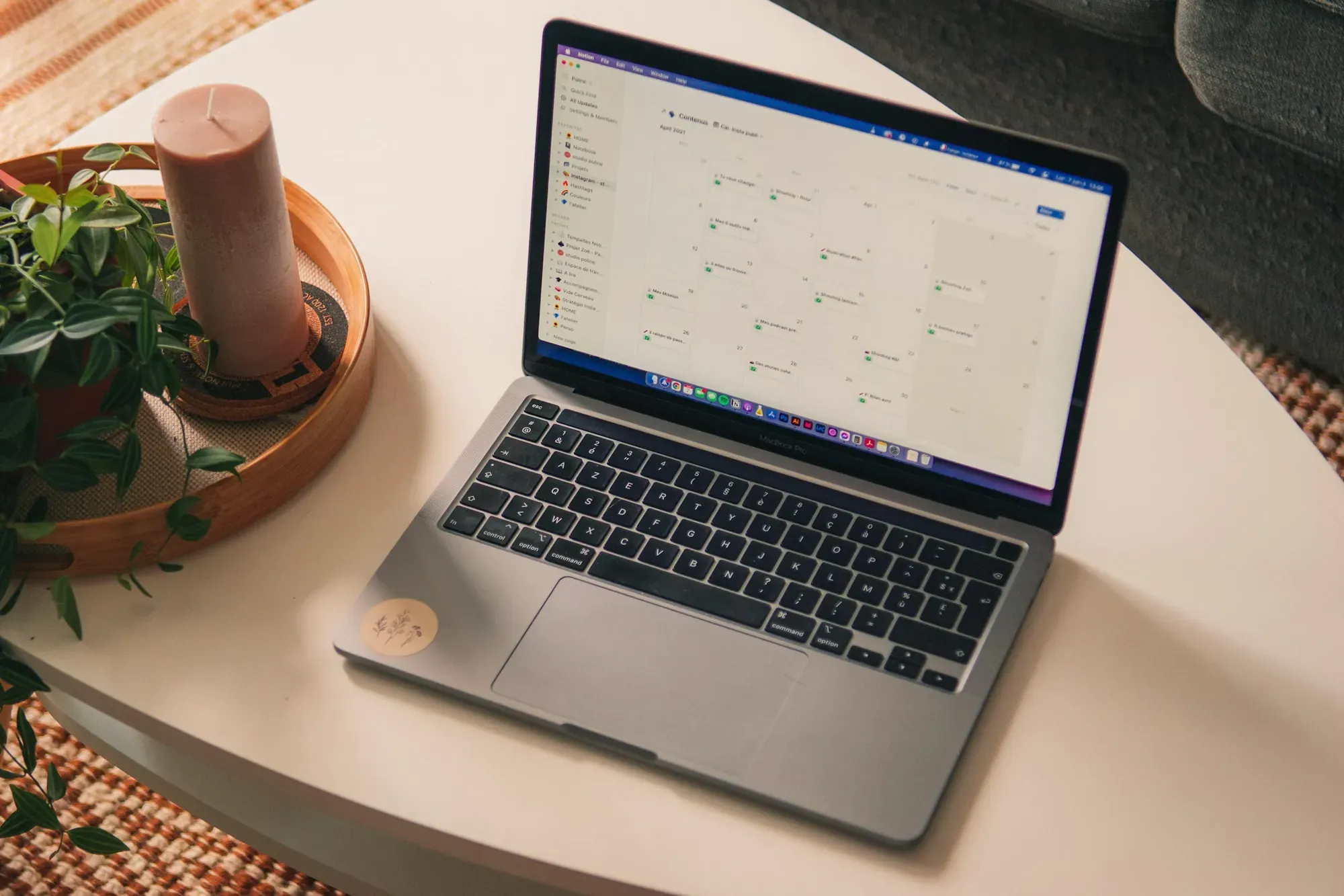 Laptop z otwartym arkuszem danych na jasnym stole