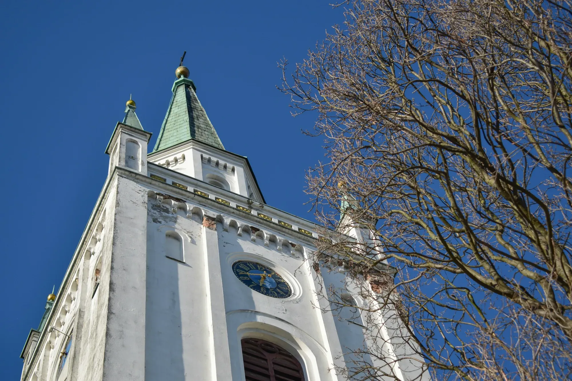 Biała wieża kościoła w Gorzowie Wielkopolskim