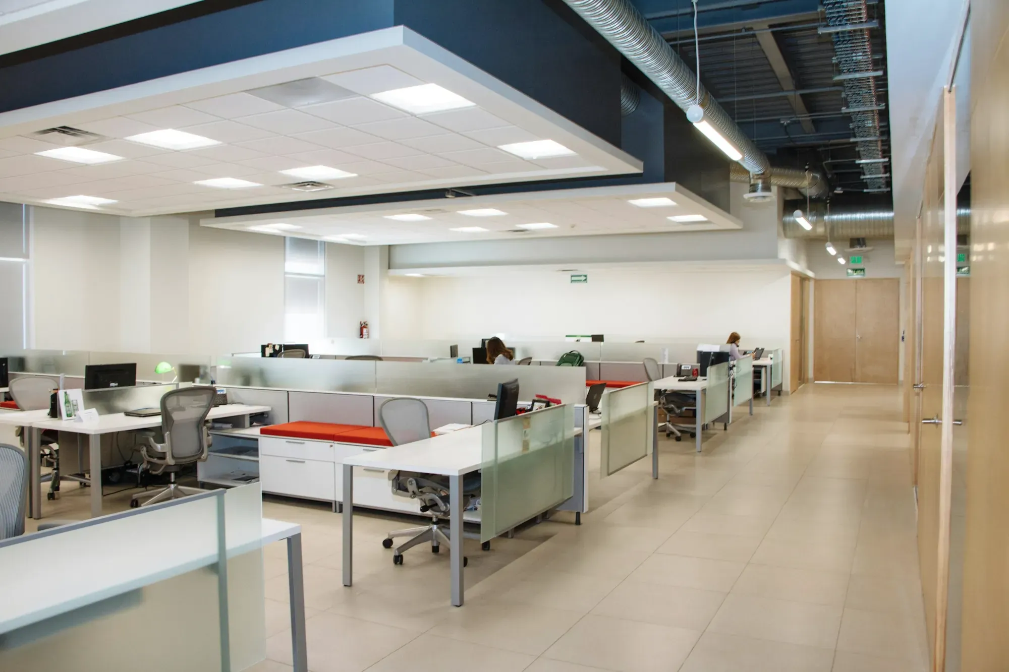 Puste biuro typu open space z rzędami stanowisk