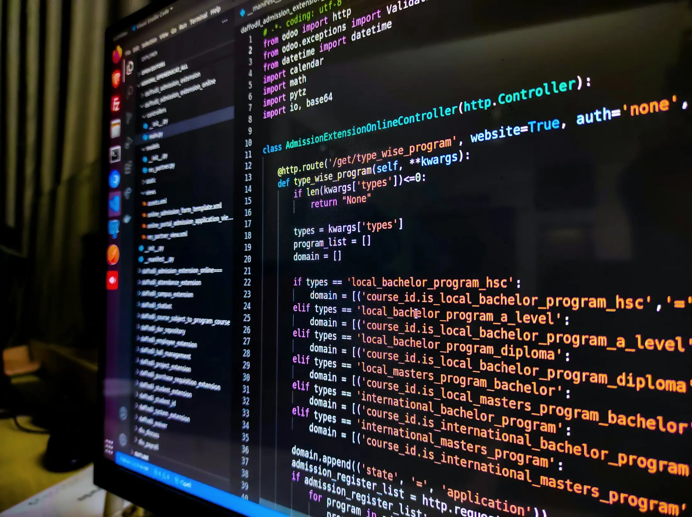 Kod programu wyświetlony na monitorze