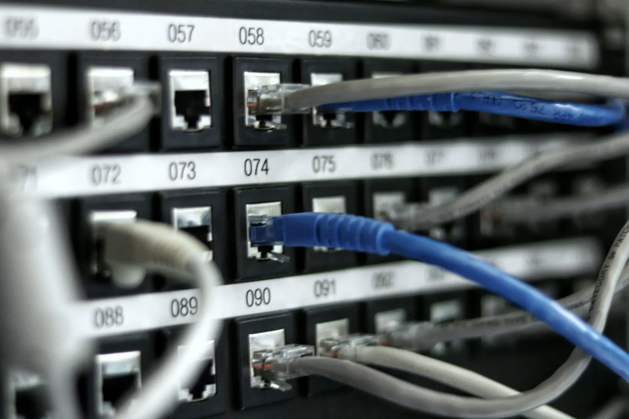 Panel krosowy z ponumerowanymi portami