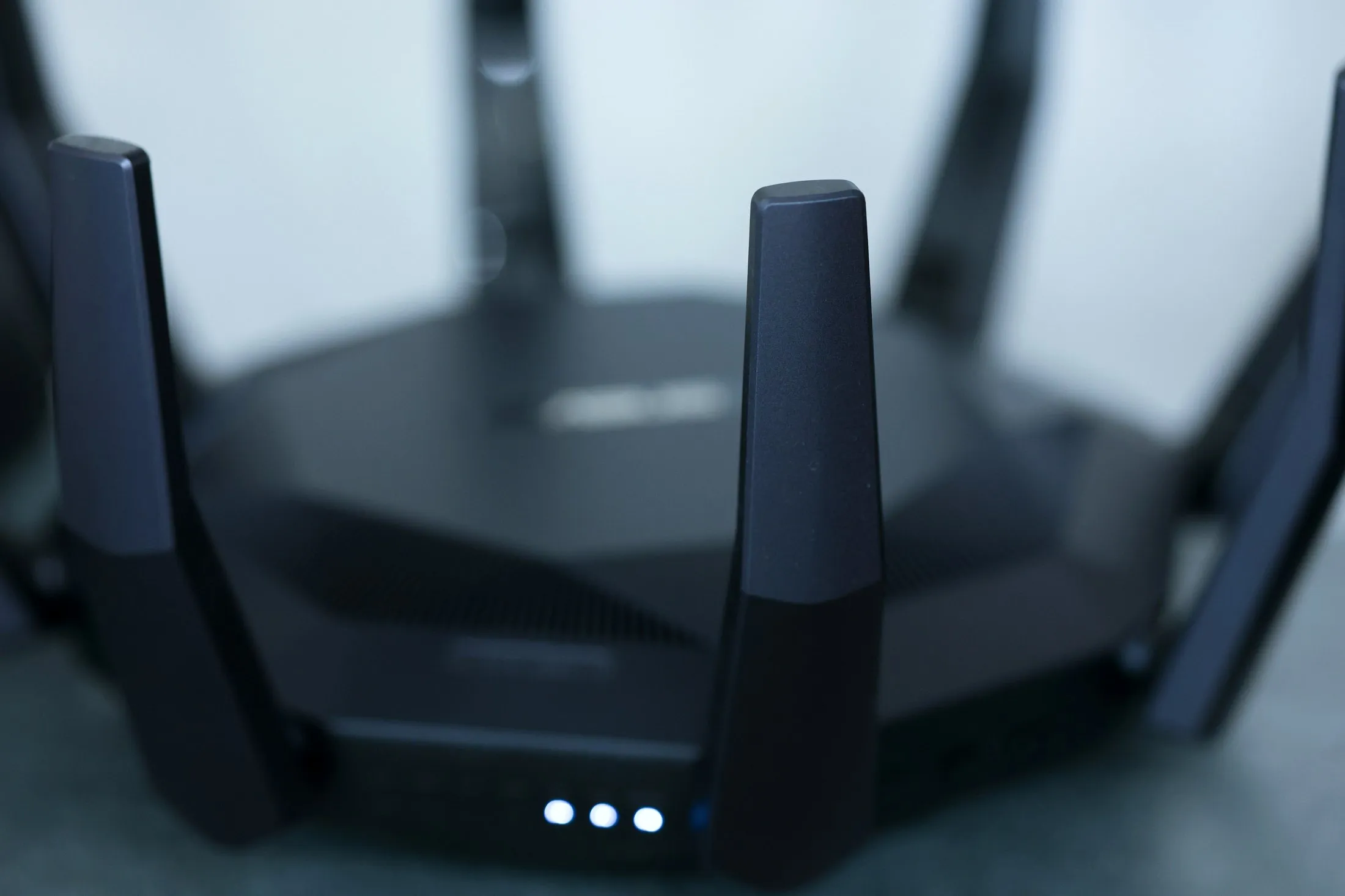 Router z antenami na biurku