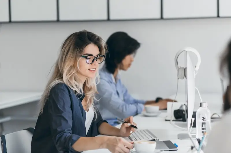 Stała opieka IT dla firm - zespół NexaIT pracujący zdalnie nad wsparciem technicznym