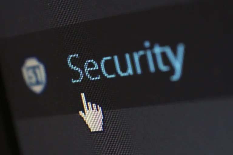 Cyberbezpieczenstwo male firmy - klodka bezpieczenstwa na klawiaturze laptopa