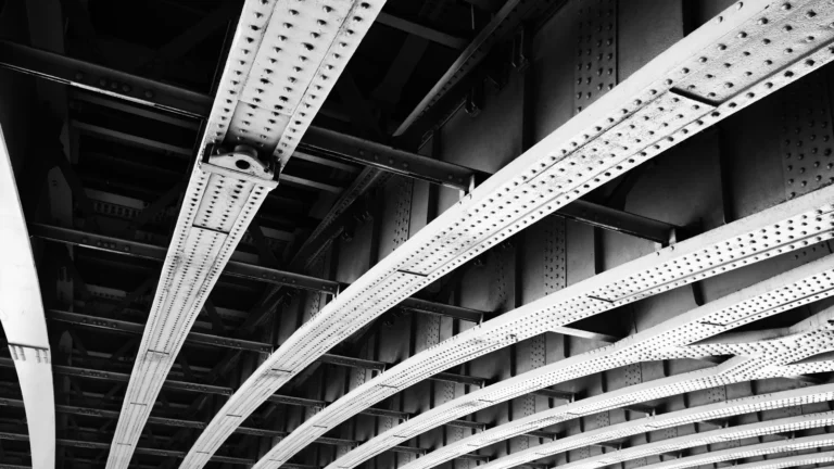 Stalowa konstrukcja nośna widziana od spodu, czarno-biały kadr geometryczny