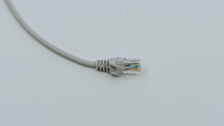 Zakończenie przewodu sieciowego wtykiem RJ45 na jasnym tle
