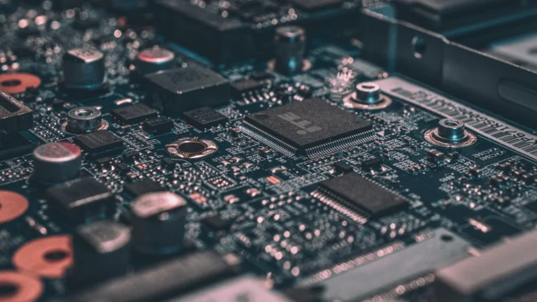 Zbliżenie płytki drukowanej z układami scalonymi i elementami elektronicznymi